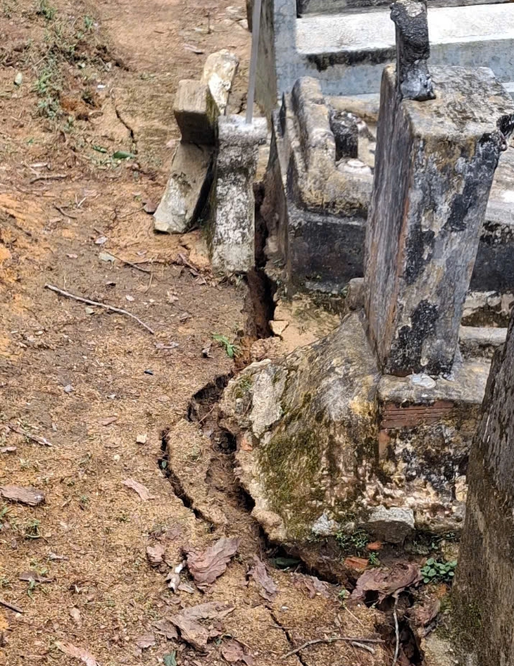 Lâm Đồng di dời hàng chục ngôi mộ vì lo sạt lở - Ảnh 1.