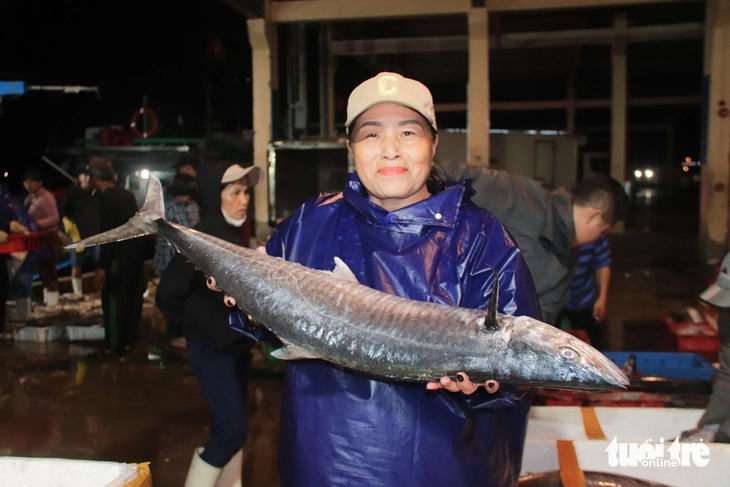 Cảng cá Thọ Quang nhộn nhịp tàu thuyền, ngư dân phấn khởi vì hải sản được giá - Ảnh 3.