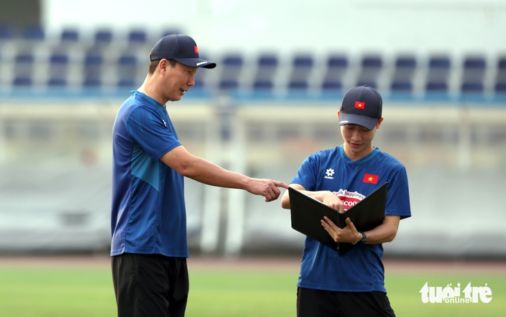 Viện binh của U22 Việt Nam phải tập riêng trước SEA Games - Ảnh 2.