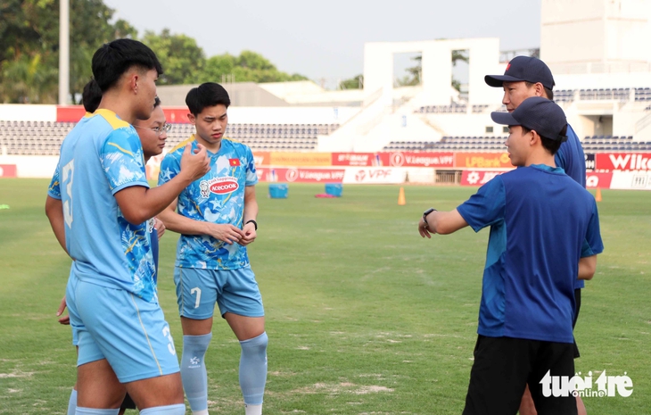 Viện binh của U22 Việt Nam phải tập riêng trước SEA Games - Ảnh 4.