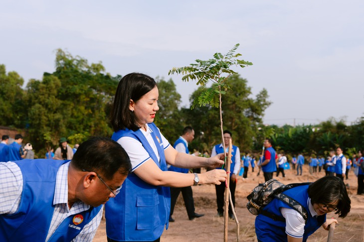 500 đại biểu Mặt trận Tổ quốc Việt Nam TP.HCM trồng cây xanh - Ảnh 5. 500 đại biểu Mặt trận Tổ quốc Việt Nam TP.HCM trồng cây xanh - Ảnh 4.