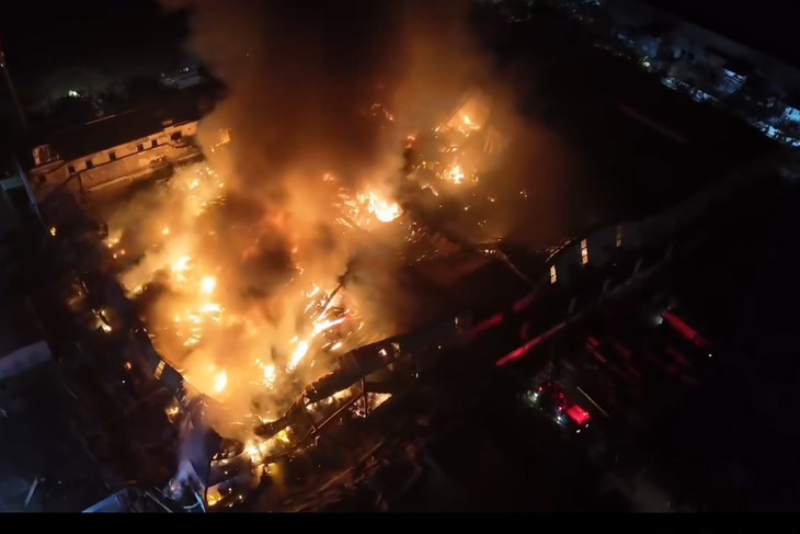 Cháy lớn trong đêm tại công ty sản xuất bỉm, cột khói bốc cao hàng chục mét ở Bắc Ninh - Ảnh 2. cháy lớn - Ảnh 2.