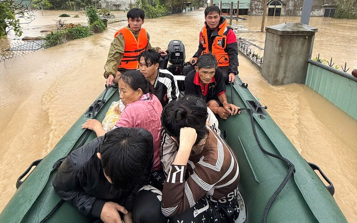 Nghĩa đồng bào - Kỳ 4: Đưa máy lọc nước sạch đến bà con vùng lũ - Ảnh 3.