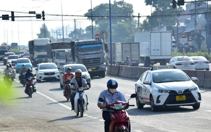 Vướng dây cáp sà xuống đường, một cán bộ công an tử vong - Ảnh 3.