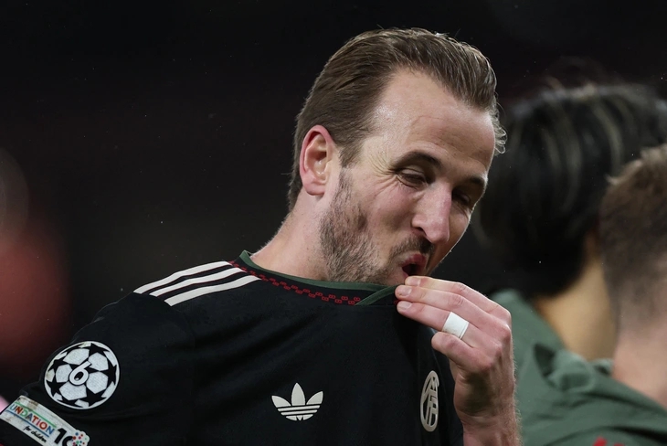 CĐV Bayern Munich đại náo sân vận động Emirates - Ảnh 1.