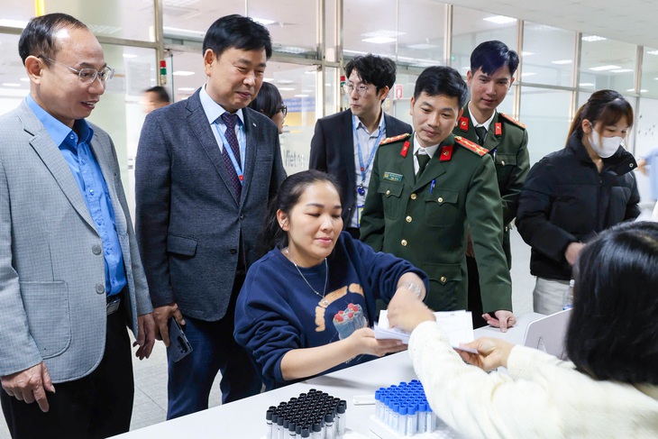 Khám bệnh miễn phí cho 15.000 công nhân ở 7 tỉnh, thành phố - Ảnh 1.