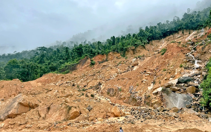 Mưa lớn liên tục gây sạt lở, hư hại đường sá, Lâm Đồng lại công bố tình huống khẩn cấp về thiên tai - Ảnh 2.