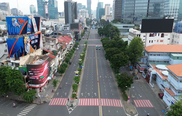 Nhìn hiện trạng đường Lê Lợi sẽ được 'làm đẹp' trước 31-12-2025 - Ảnh 1.