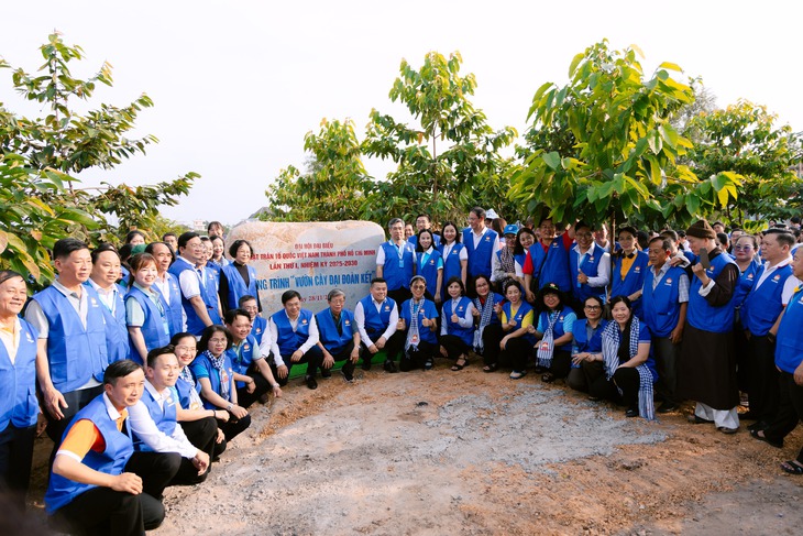 500 đại biểu Mặt trận Tổ quốc Việt Nam TP.HCM trồng cây xanh - Ảnh 1. Mặt trận Tổ quốc Việt Nam - Ảnh 1.