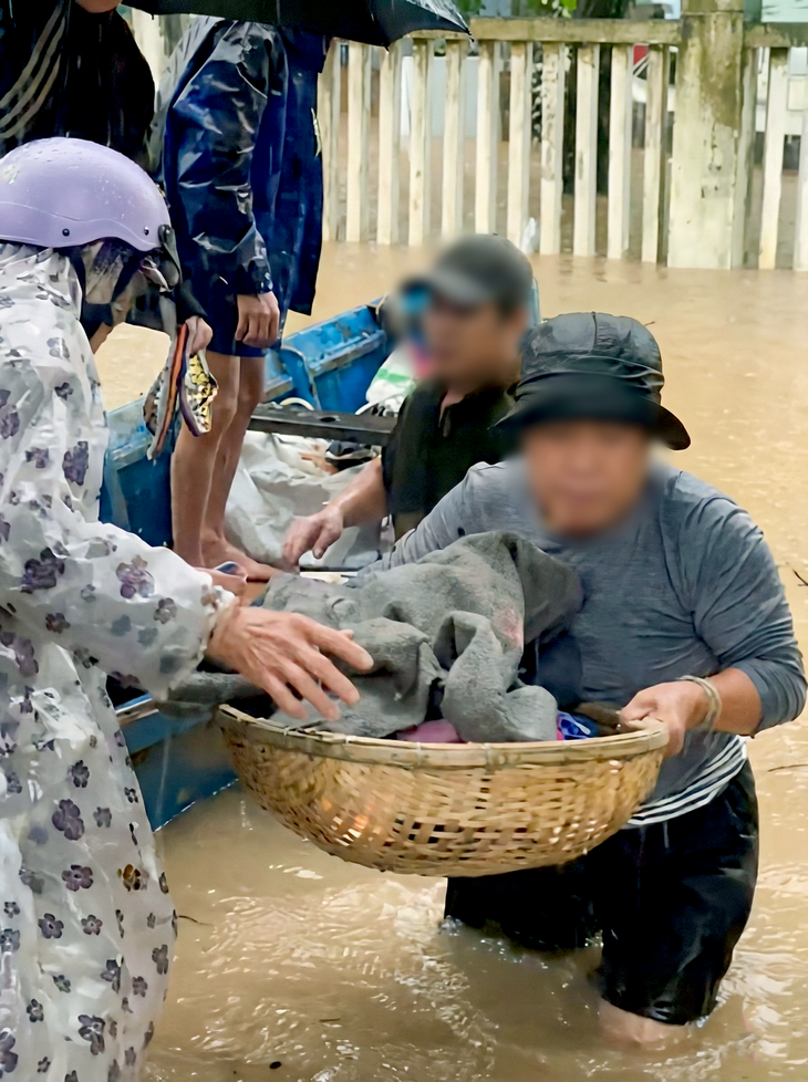 Mẹ và em bé mới sinh 'bị đuổi' khi đến trạm y tế xin tránh lũ: Người trong cuộc nói gì? - Ảnh 1.