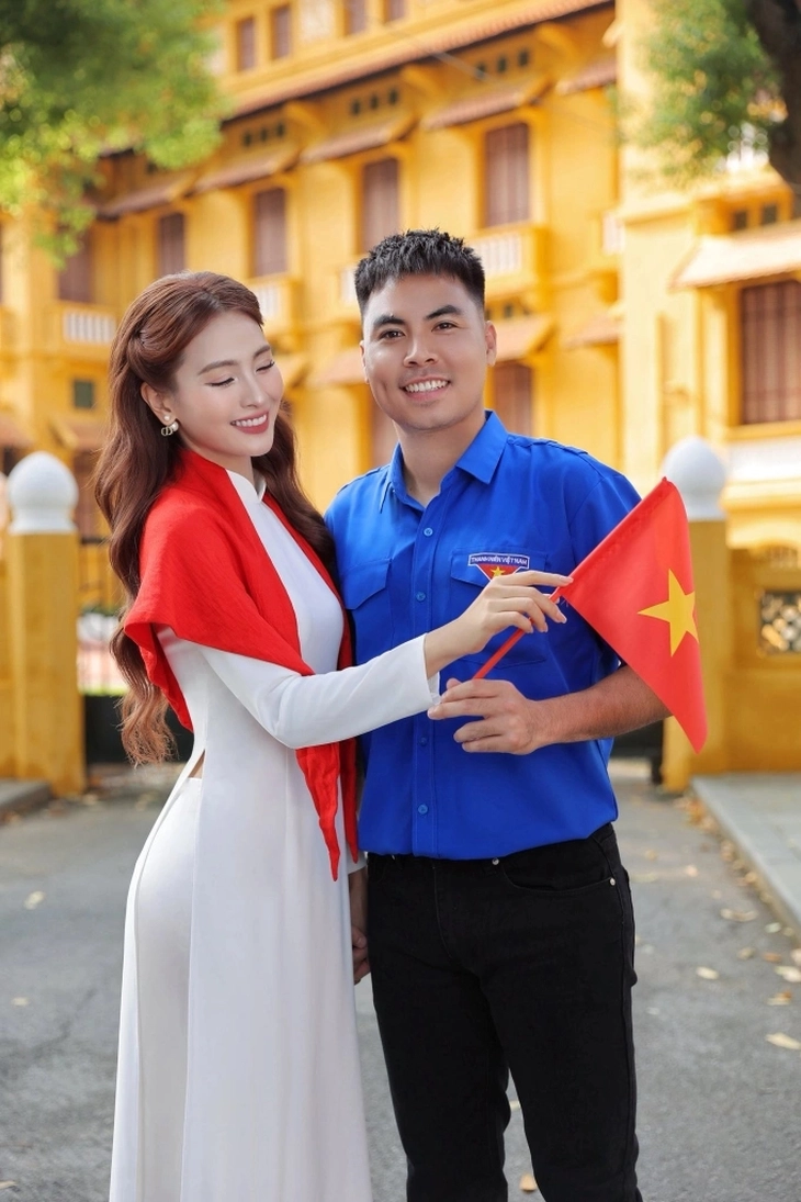 Cầu thủ vừa quỳ gối cầu hôn MC Mù Tạt là ai? - Ảnh 4.