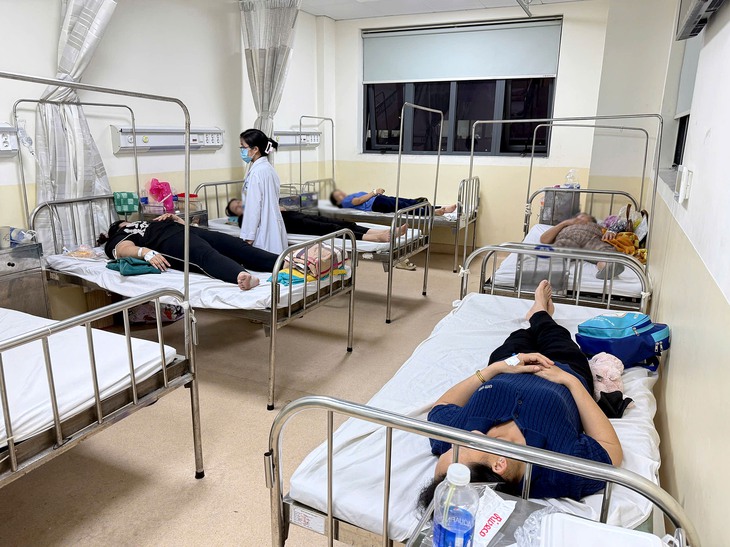 Vụ 79 ca nghi ngộ độc thực phẩm ở TP.HCM: Nhóm công nhân đều ăn món cá cam - Ảnh 1.