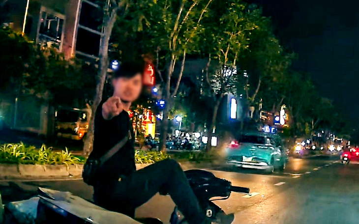 Khởi tố người đàn ông dùng gậy đập phá camera an ninh của công an lắp đặt - Ảnh 2.