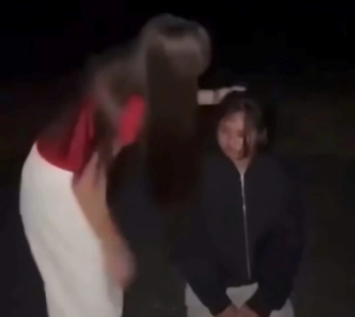 quỳ giữa đường - Ảnh 1.