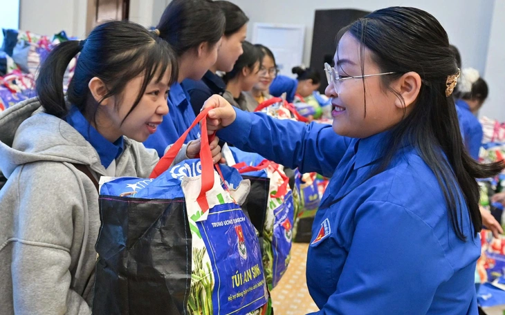 Tiêm 1.000 liều vắc xin, huyết thanh uốn ván miễn phí cho người dân vùng lũ Khánh Hòa- Ảnh 2.