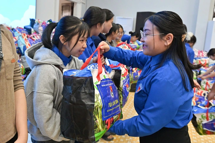 Trung ương Đoàn trao 500 túi an sinh cho sinh viên vùng lũ Khánh Hòa - Ảnh 1.