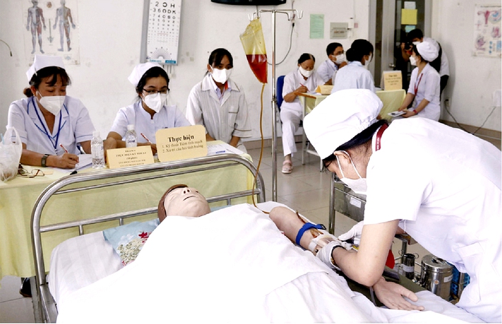 Tìm 'chiếc áo hành chính' hợp lý cho ngành y - Ảnh 1.