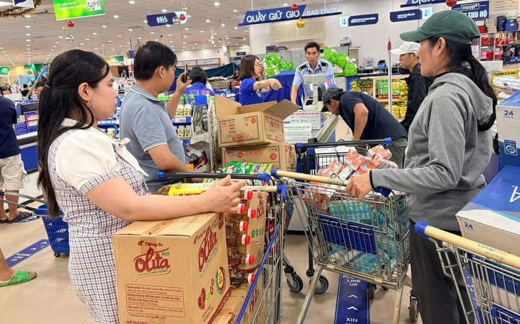 Bộ Quốc phòng: Thần tốc xây dựng, sửa chữa nhà cho dân vùng lũ Nam Trung Bộ, ổn định trước Tết 2026 - Ảnh 4.