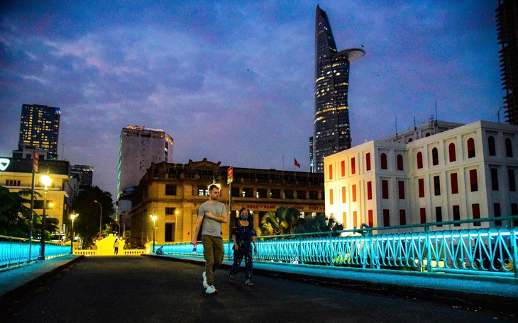 Vừa hoàn thiện chiếu sáng mỹ thuật đẹp lung linh, cầu Mống bị vẽ bậy - Ảnh 3.