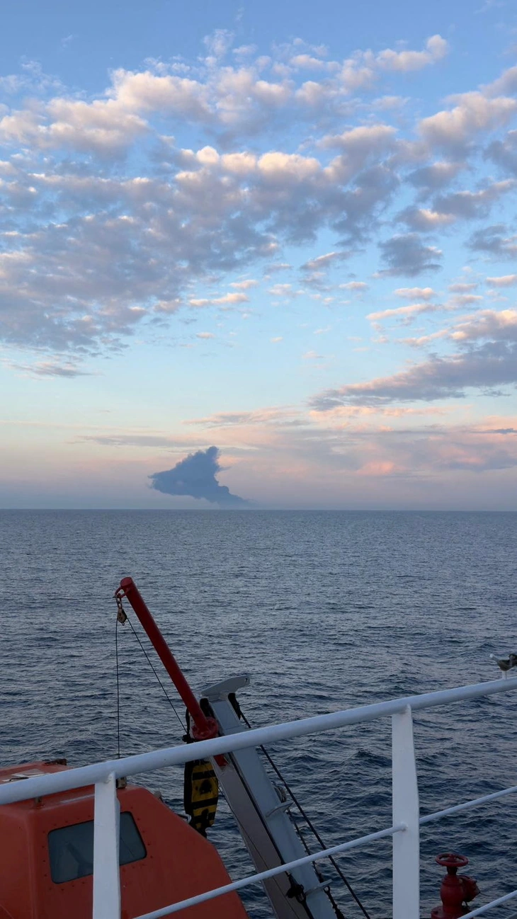 Ukraine tấn công 'đội tàu ma' của Nga ở Biển Đen, khói lửa bốc lên ngùn ngụt - Ảnh 2.