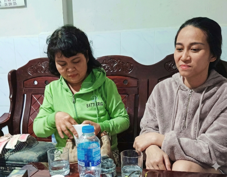 Nhặt được vàng giữa dòng nước lũ, hai vợ chồng ở Nha Trang tìm trả cho người đánh mất - Ảnh 1.