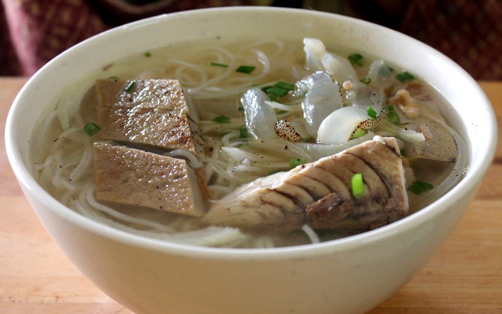 Bún cá Nha Trang giữa lòng Sài Gòn: Hương thơm nồng nàn khắp xóm chợ - Ảnh 5.
