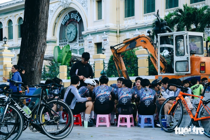 TP.HCM sáng nay lạnh như Đà Lạt, nhiều người tranh thủ tận hưởng 'cái lạnh dễ thương' - Ảnh 6.