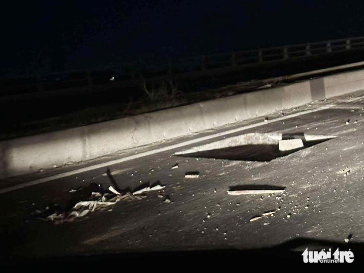 Sửa quốc lộ không đặt cảnh báo, nhiều ô tô sụp hố, lủng bánh - Ảnh 1.