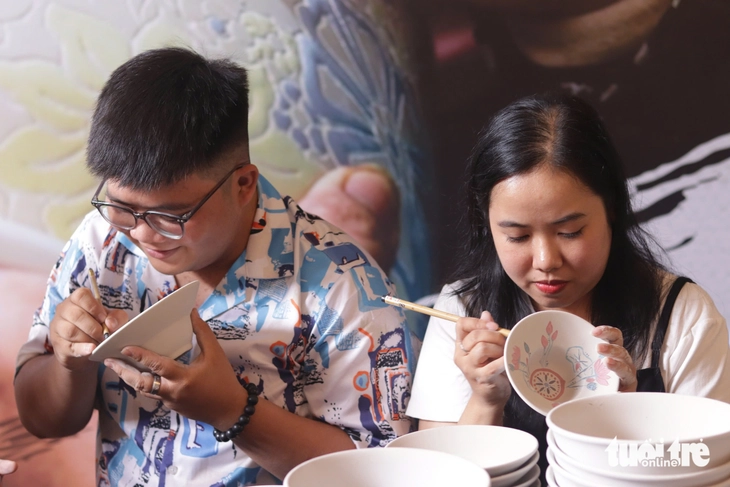 Cuối tuần đến Bảo tàng TP.HCM học trang trí trên gốm miễn phí - Ảnh 4.