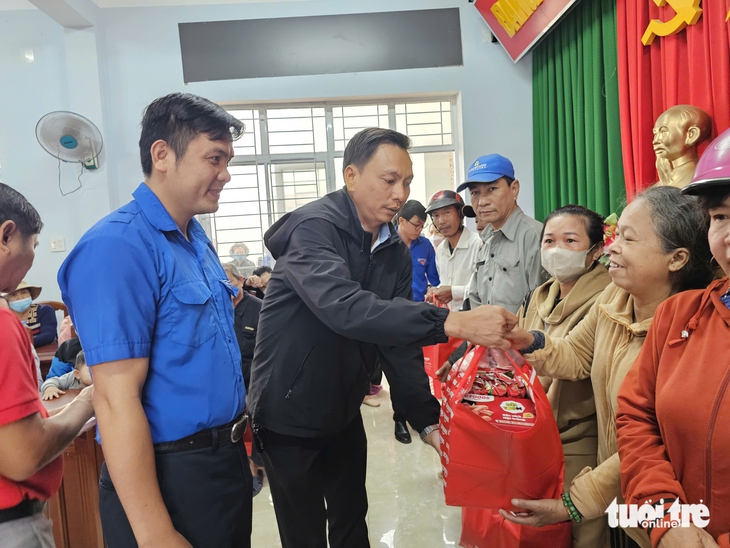 Quà của báo Tuổi Trẻ và Công ty LC Foods đến với người dân vùng lũ Bình Định cũ- Ảnh 1. báo Tuổi Trẻ - Ảnh 1.