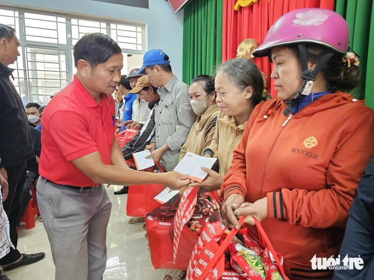 Quà của báo Tuổi Trẻ và Công ty LC Foods đến với người dân vùng lũ Bình Định cũ- Ảnh 2. báo Tuổi Trẻ - Ảnh 2.