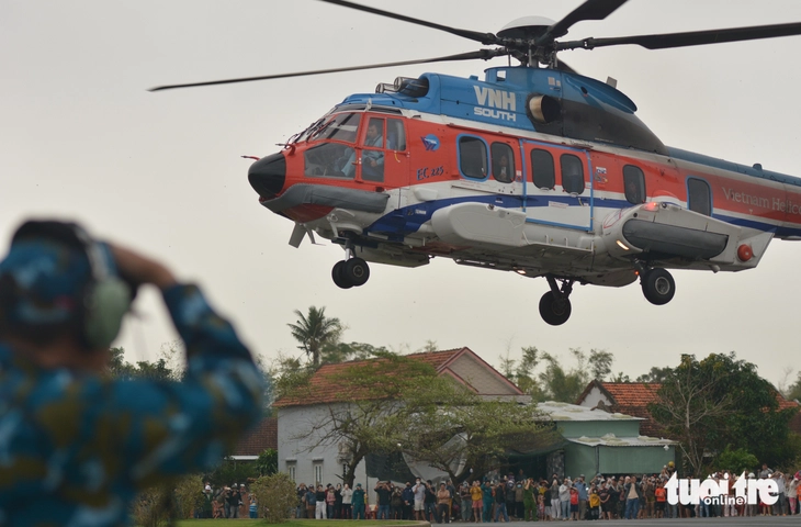 Đến thăm vùng lũ Phú Yên, Thủ tướng hỏi dân cần hỗ trợ những gì để tái thiết cuộc sống- Ảnh 1. Thủ tướng thăm vùng lũ Phú Yên: Sẽ hỗ trợ tối đa cho người dân tái thiết cuộc sống - Ảnh 1.