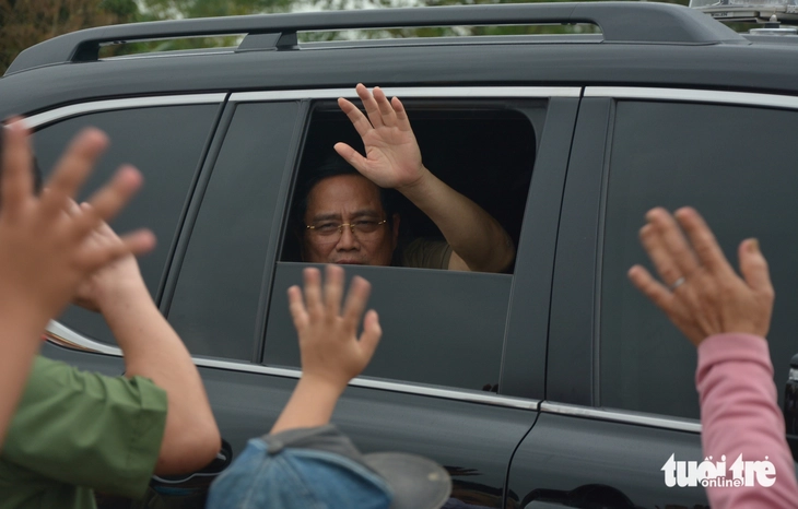 Đến thăm vùng lũ Phú Yên, Thủ tướng hỏi dân cần hỗ trợ những gì để tái thiết cuộc sống- Ảnh 6. Thủ tướng thăm vùng lũ Phú Yên: Sẽ hỗ trợ tối đa cho người dân tái thiết cuộc sống - Ảnh 6.