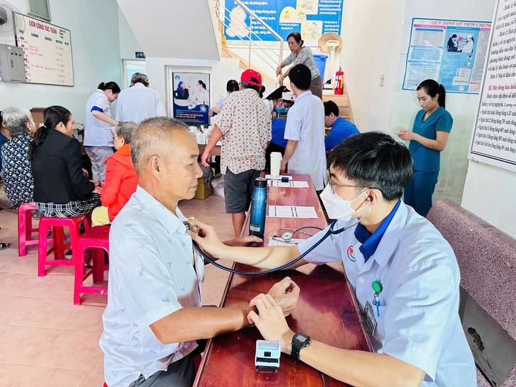 Tiêm 1.000 liều vắc xin, huyết thanh uốn ván miễn phí cho người dân vùng lũ Khánh Hòa- Ảnh 1. Tiêm 1.000 liều vắc xin, huyết thanh uốn ván miễn phí cho người dân vùng lũ Khánh Hòa- Ảnh 1.