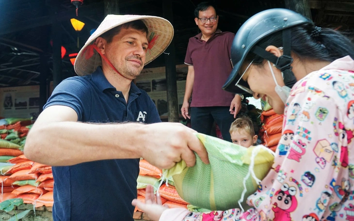 Ấm lòng  phiên chợ 0 đồng trước chợ Hóc Môn: Trao 1.300 phần quà cho hơn 400 người - Ảnh 7.