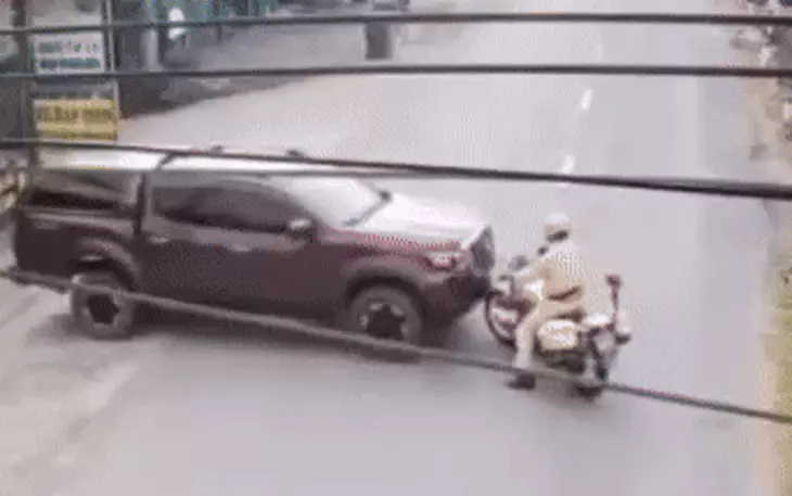 Truy tố thanh niên lái xe bán tải tông gắn biển số giả tông vào cảnh sát giao thông để bỏ chạy - Ảnh 2.