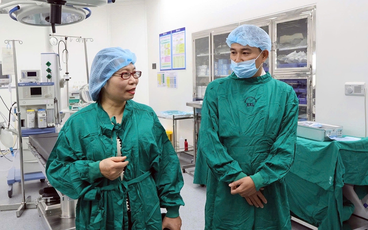 Lần đầu Việt Nam thực hiện ca mổ vừa cắt hai thận đa nang, vừa ghép thận - Ảnh 2.