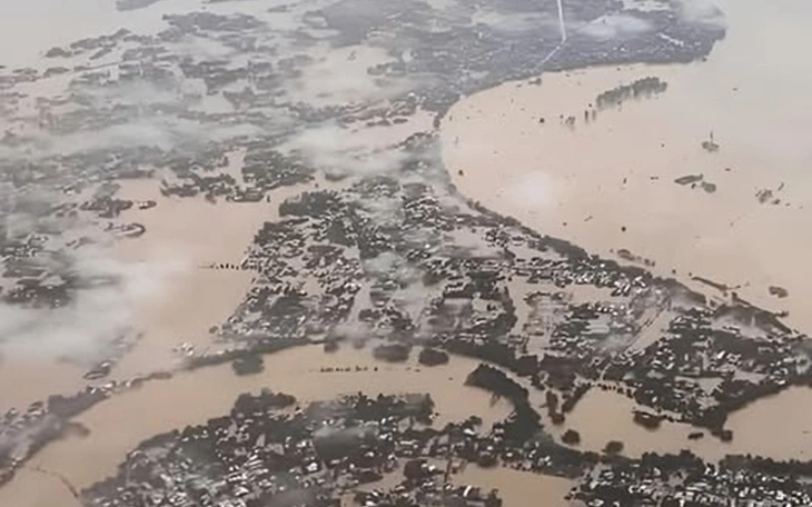 Lũ lụt ở Thái Lan: Cảnh sát vũ trang mang cả vũ khí đến hỗ trợ? - Ảnh 4.