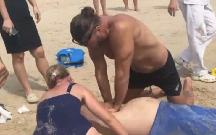 Cứu nạn nhóm du khách nước ngoài bị nạn khi đi tắm biển ở Phú Yên cũ - Ảnh 5.