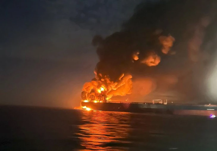 Ukraine tấn công 'đội tàu ma' của Nga ở Biển Đen, khói lửa bốc lên ngùn ngụt - Ảnh 1.