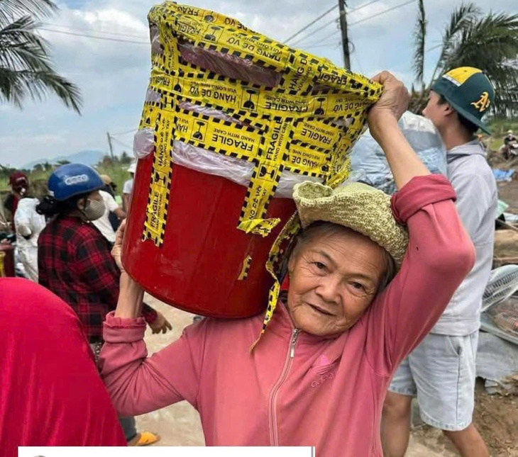 Người Huế gửi thùng cứu trợ kiểu 'túi mù', bà con vùng lũ mở ra cười mà rưng rưng - Ảnh 1.