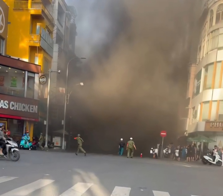 Cháy lớn hầm xe thẩm mỹ viện ở phường Bàn Cờ- Ảnh 2. cháy - Ảnh 2.