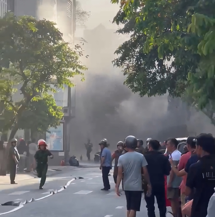 Cháy lớn hầm xe thẩm mỹ viện ở phường Bàn Cờ- Ảnh 1. cháy - Ảnh 1.