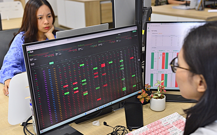 Bạc lập đỉnh, vàng tăng giá trở lại, dòng tiền chứng khoán vì đâu 'mất hút'? - Ảnh 2.