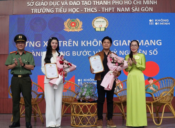 Nhạc sĩ Nguyễn Văn Chung: 'Các con sẽ không bao giờ một mình trên mạng xã hội' - Ảnh 1.