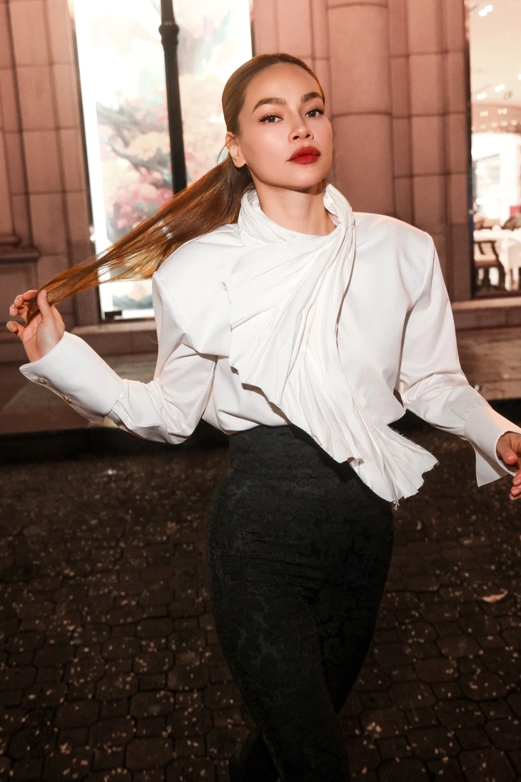 Hồ Ngọc Hà hát 'oét giọng' gây sốt: Ai là người hưởng lợi? - Ảnh 2.