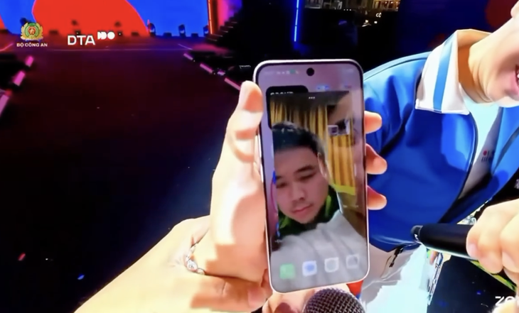 Sự thật về cuộc gọi 'đào lửa' cho MONO ngay trên sân khấu - Ảnh 1.