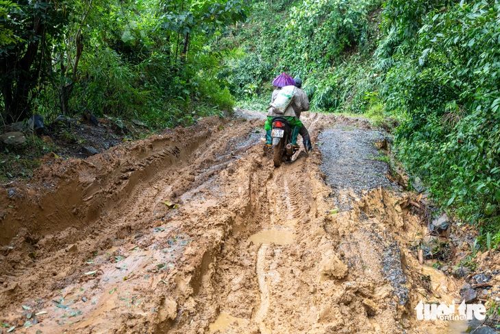 Điện gió cam kết làm đường rồi tháo chạy, dân khốn khổ vượt bùn lầy - Ảnh 1.