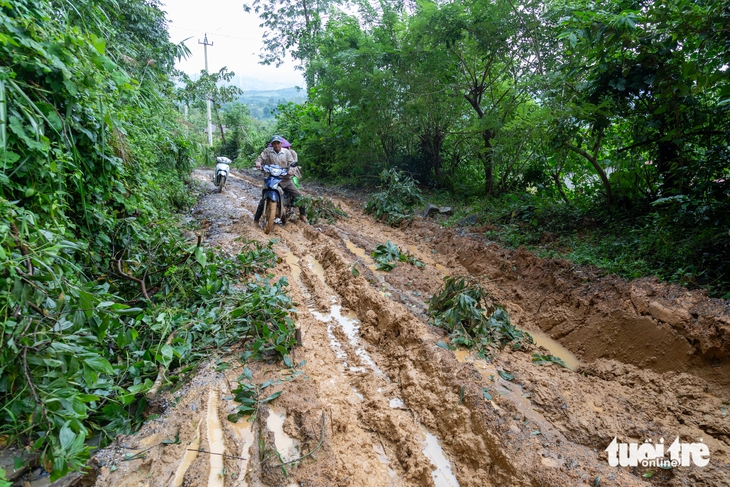 Điện gió cam kết làm đường rồi tháo chạy, dân khốn khổ vượt bùn lầy - Ảnh 3.