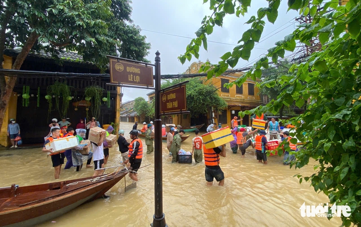 Những hỗn loạn, gấp gáp đong đầy yêu thương trong lũ - Ảnh 1.